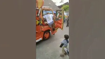 jangan ditiru !!! Aksi Sam Telo Pada Saat Karnaval - Truk HRJ jalan Sendiri